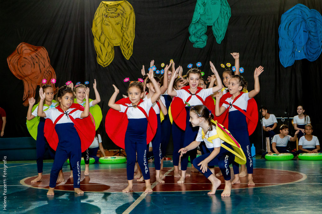 , Apresentações do tecido acrobático e ginástica