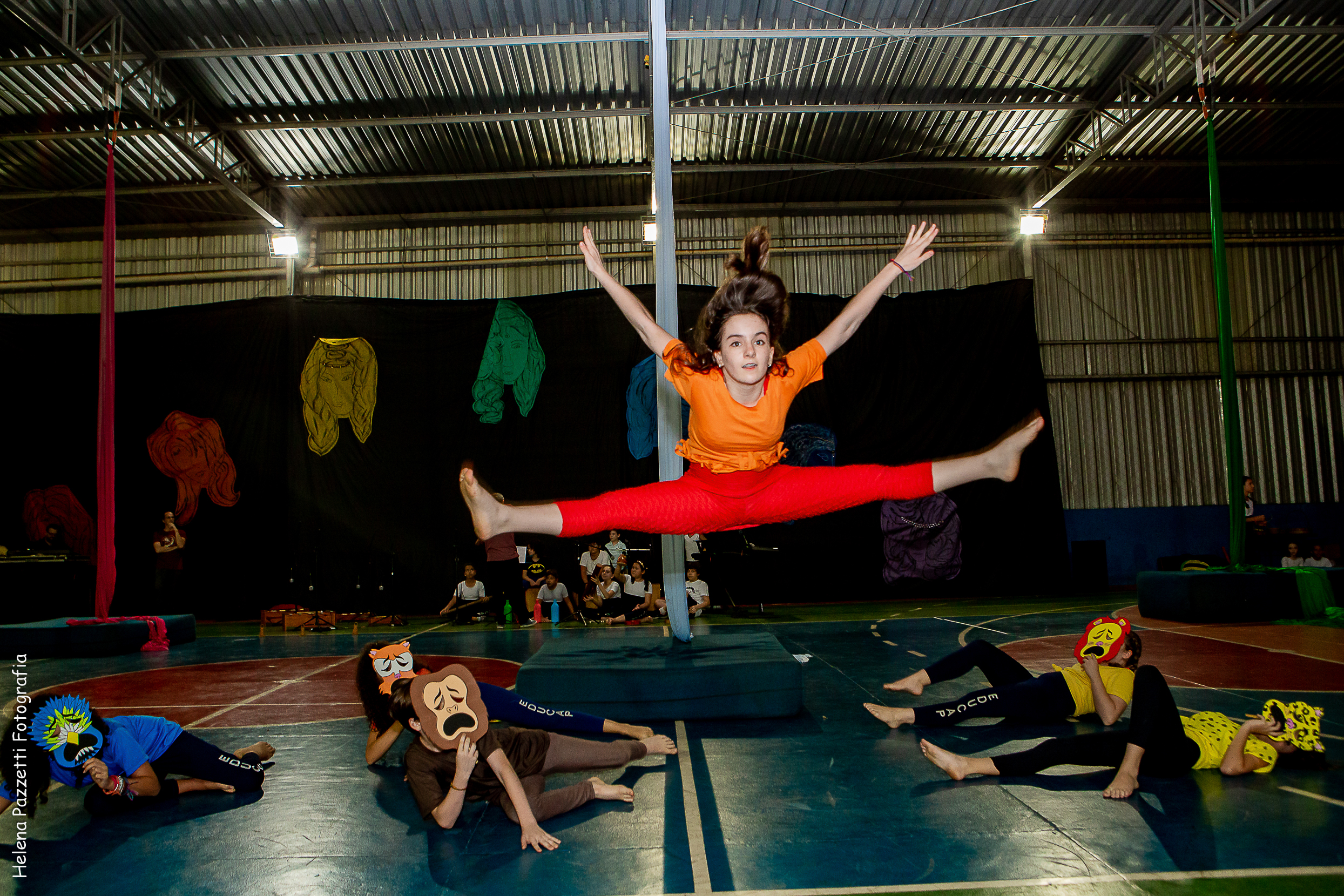 , Apresentações do tecido acrobático e ginástica