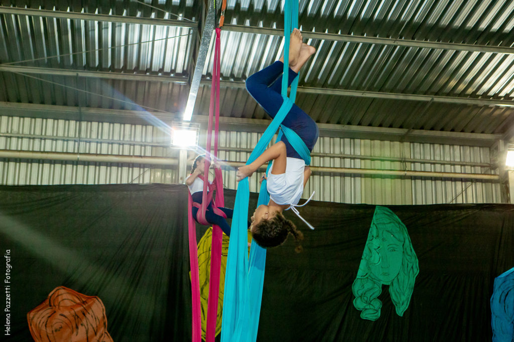 , Apresentações do tecido acrobático e ginástica