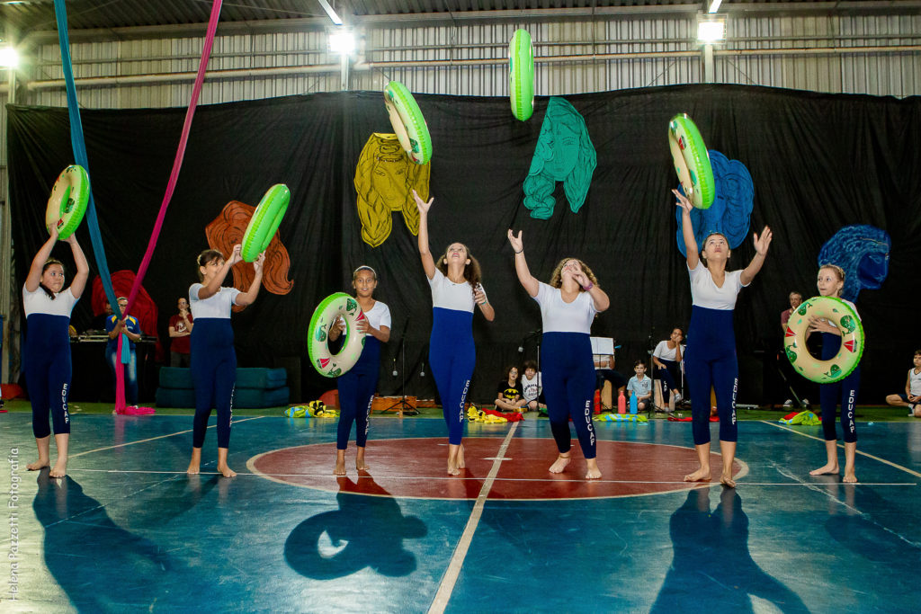 , Apresentações do tecido acrobático e ginástica